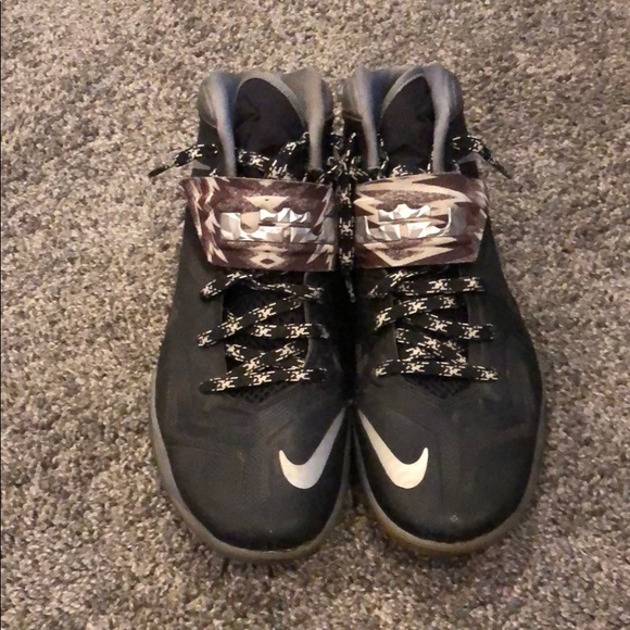 Basketball shoes - Picture 2 of 3